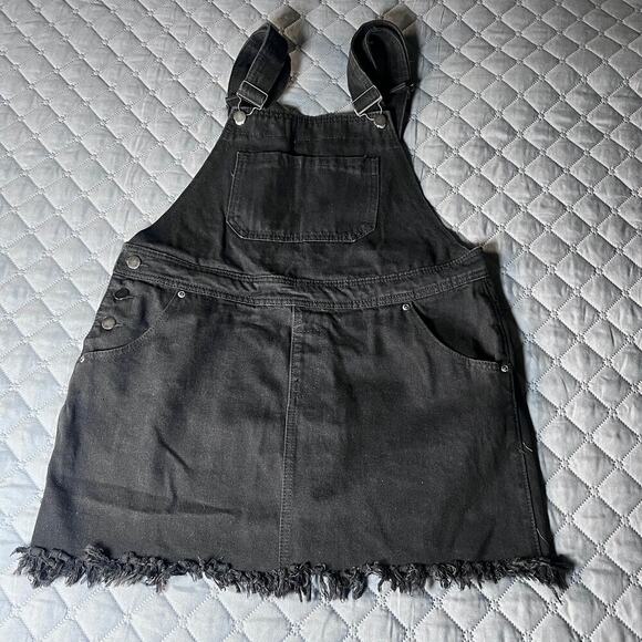 ✨Boohoo Women’s Betty Black Denim Dungaree Skirt Size 12 US Overalls NWT - Picture 1 of 7